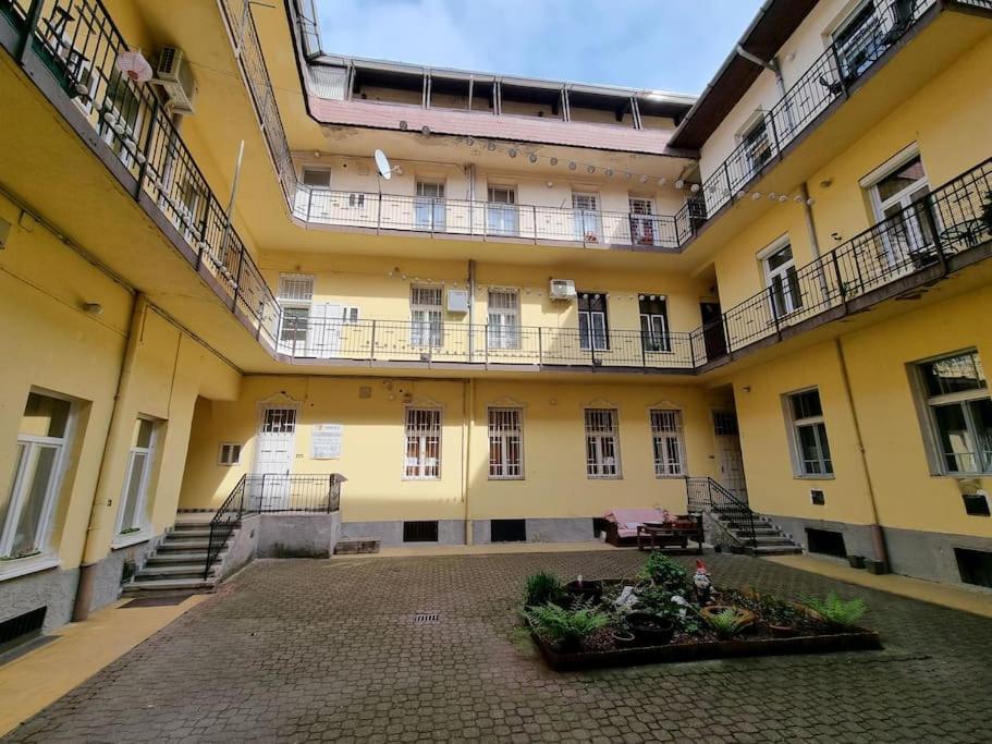 Vintage Apartman In City Center Miskolc Esterno foto