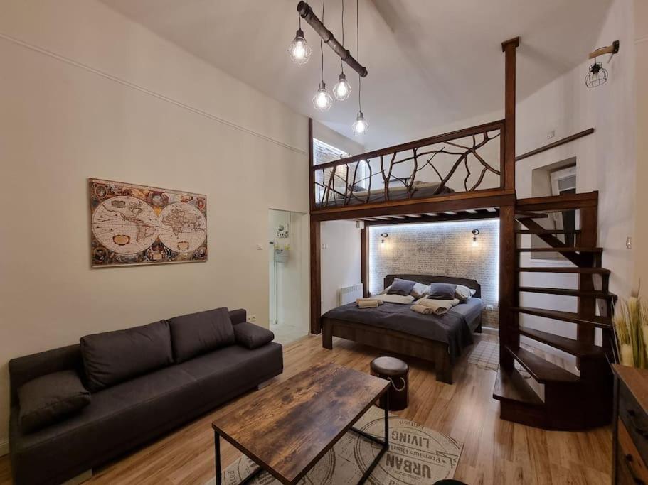 Vintage Apartman In City Center Miskolc Esterno foto