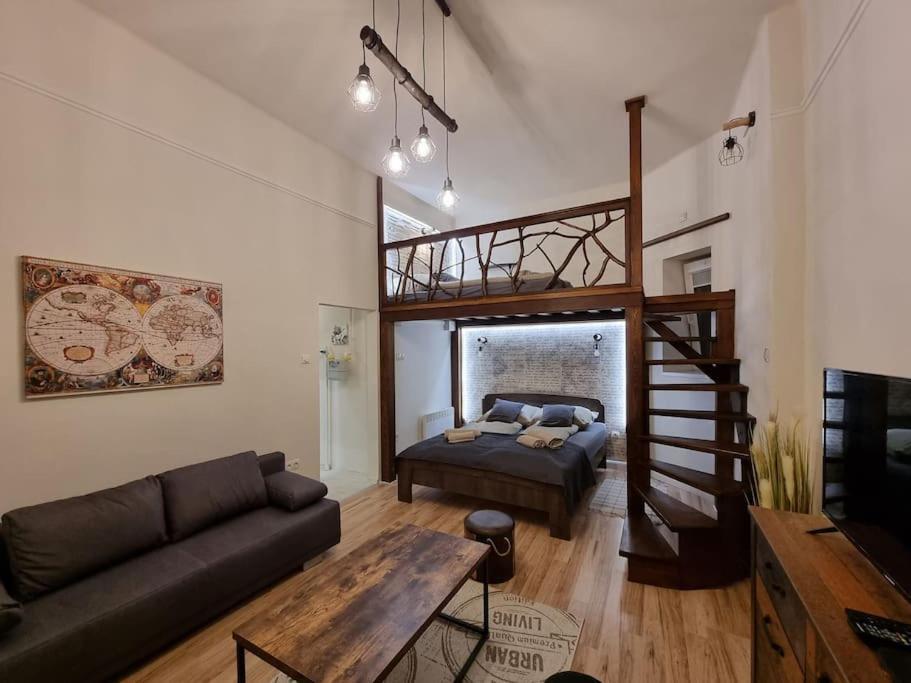 Vintage Apartman In City Center Miskolc Esterno foto
