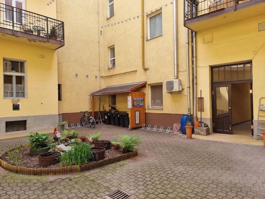 Vintage Apartman In City Center Miskolc Esterno foto