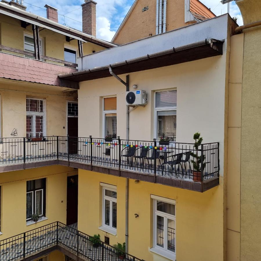 Vintage Apartman In City Center Miskolc Esterno foto