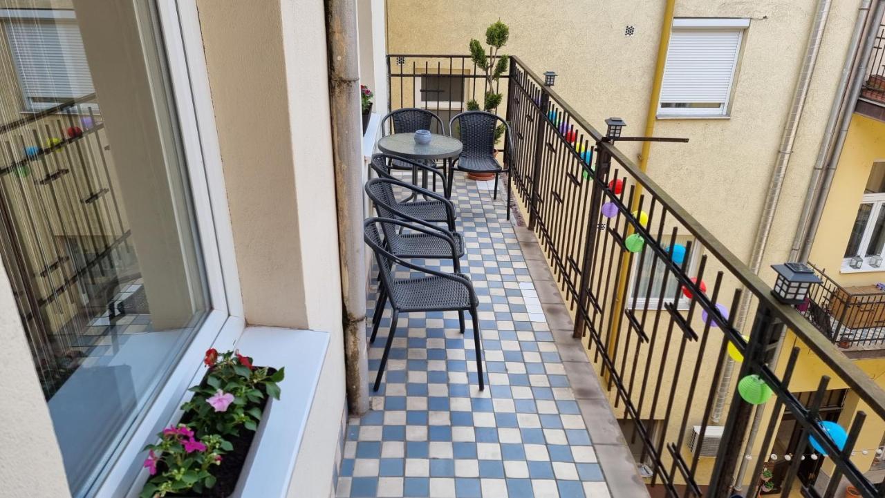 Vintage Apartman In City Center Miskolc Esterno foto